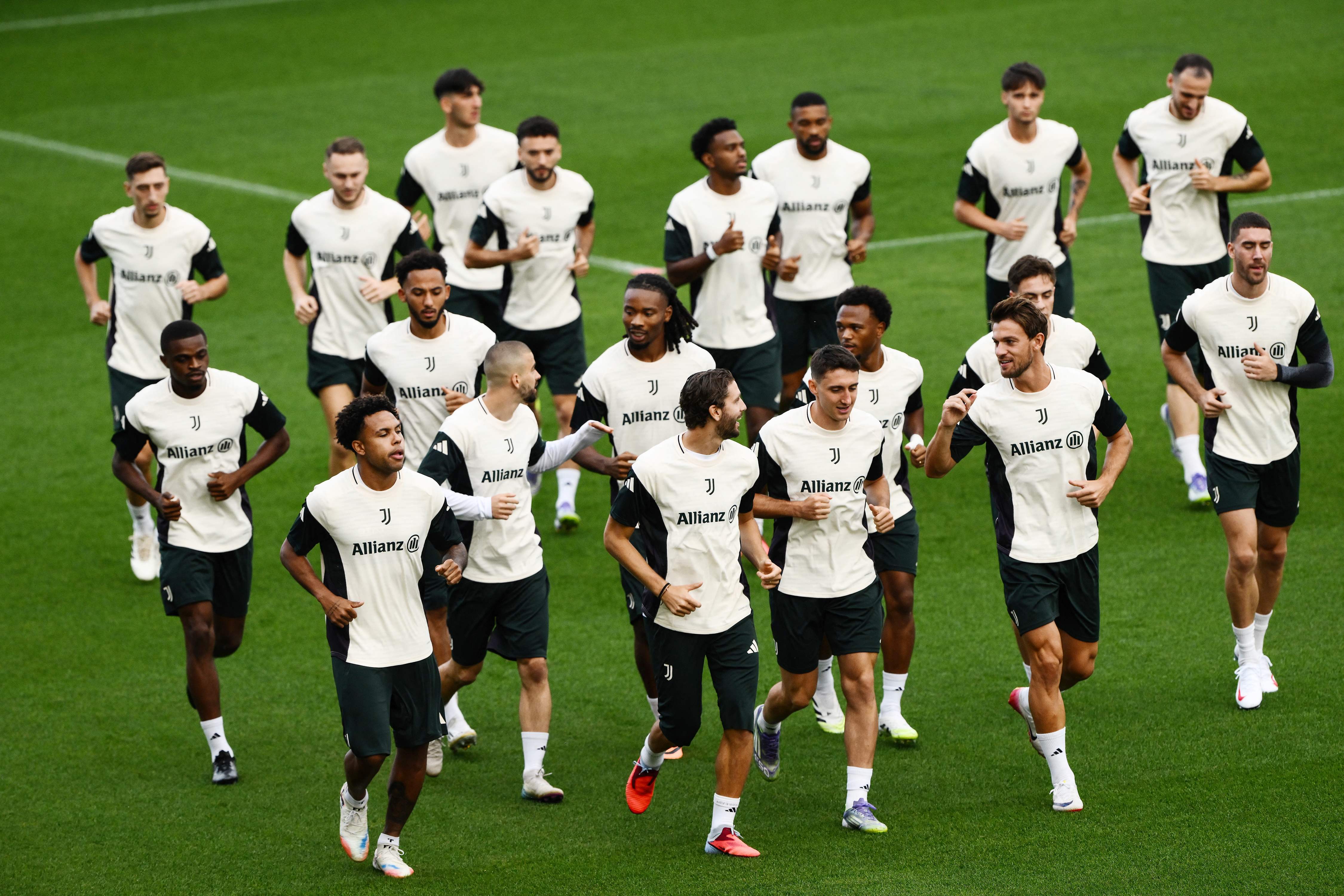 星空体育app下载-转会期国际米兰备战欧冠，复出首秀细节曝光，震撼外界，纪律约束更严格的简单介绍